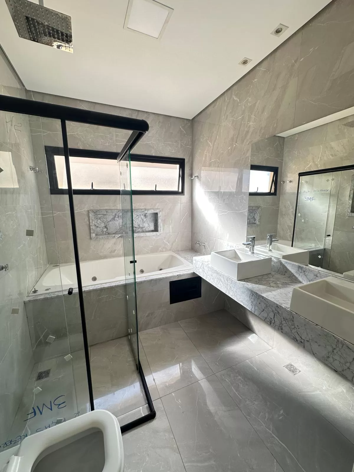 Casa Térrea de Esquina para Locação com 3 suítes e piscina em Votorantim/SP no Condomínio Alphaville Nova Esplanada