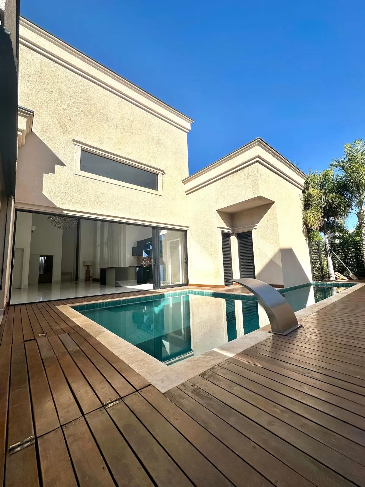 Casa Térrea de Esquina para Locação com 3 suítes e piscina em Votorantim/SP no Condomínio Alphaville Nova Esplanada