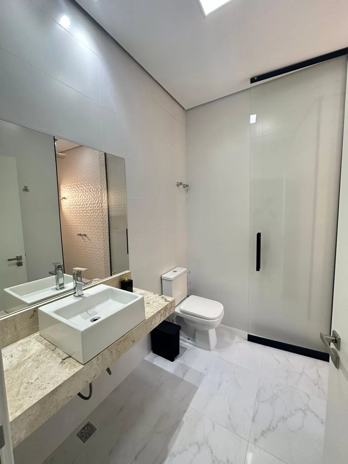 Casa Térrea de Esquina para Locação com 3 suítes e piscina em Votorantim/SP no Condomínio Alphaville Nova Esplanada