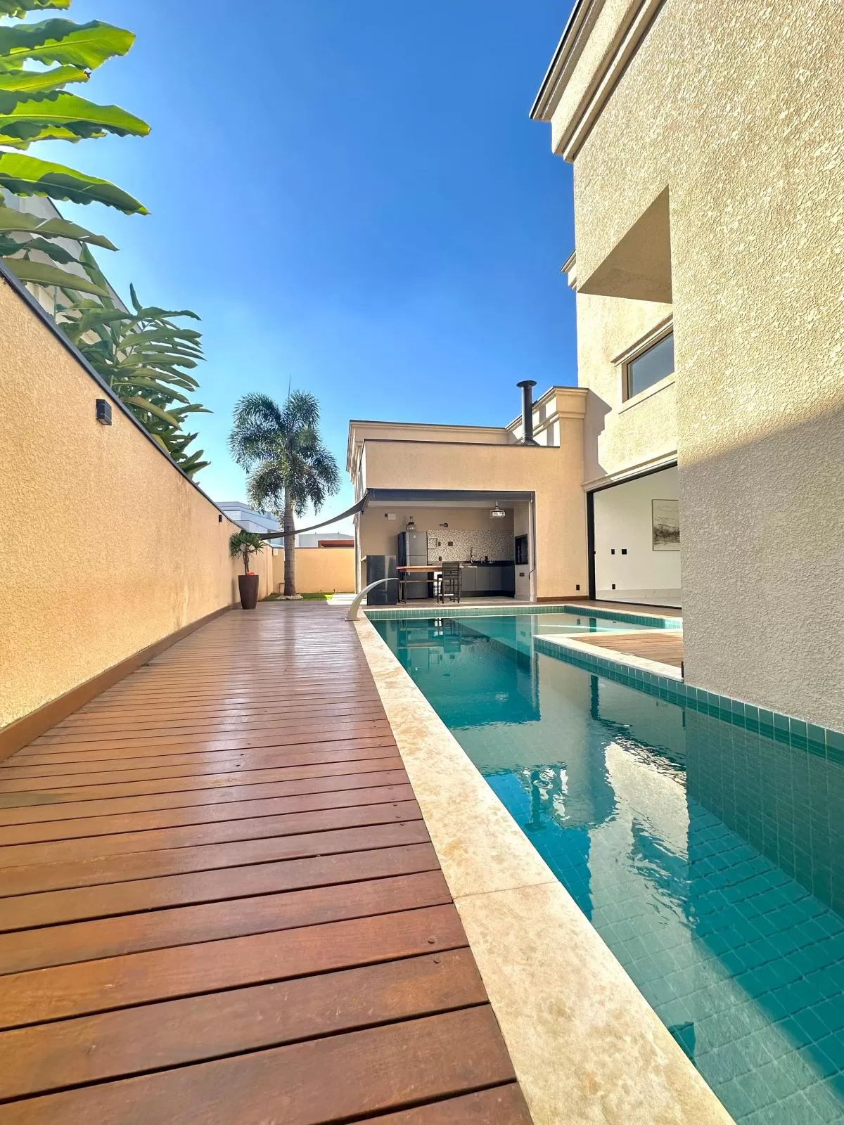 Casa Térrea de Esquina para Locação com 3 suítes e piscina em Votorantim/SP no Condomínio Alphaville Nova Esplanada