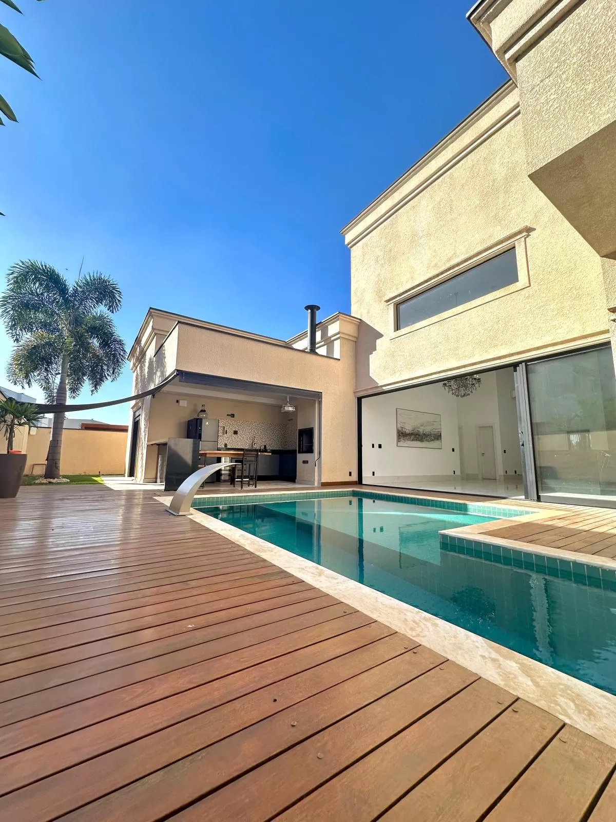 Casa Térrea de Esquina para Locação com 3 suítes e piscina em Votorantim/SP no Condomínio Alphaville Nova Esplanada