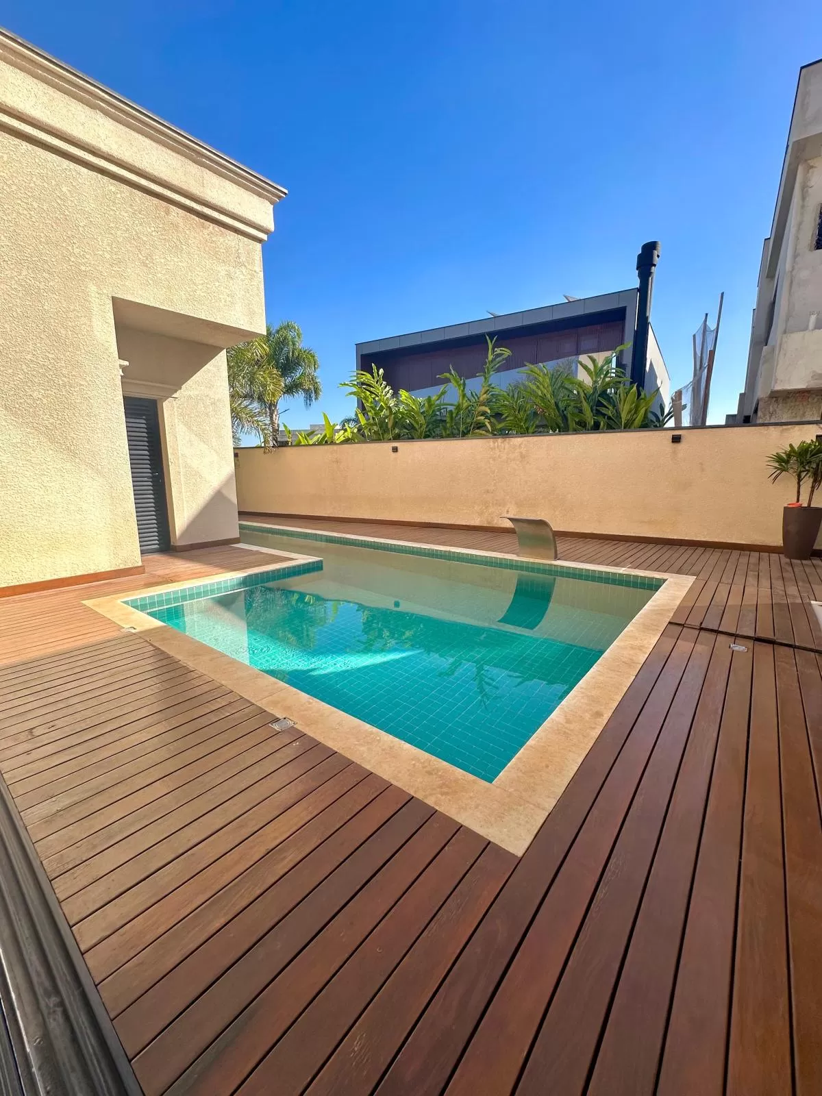 Casa Térrea de Esquina para Locação com 3 suítes e piscina em Votorantim/SP no Condomínio Alphaville Nova Esplanada