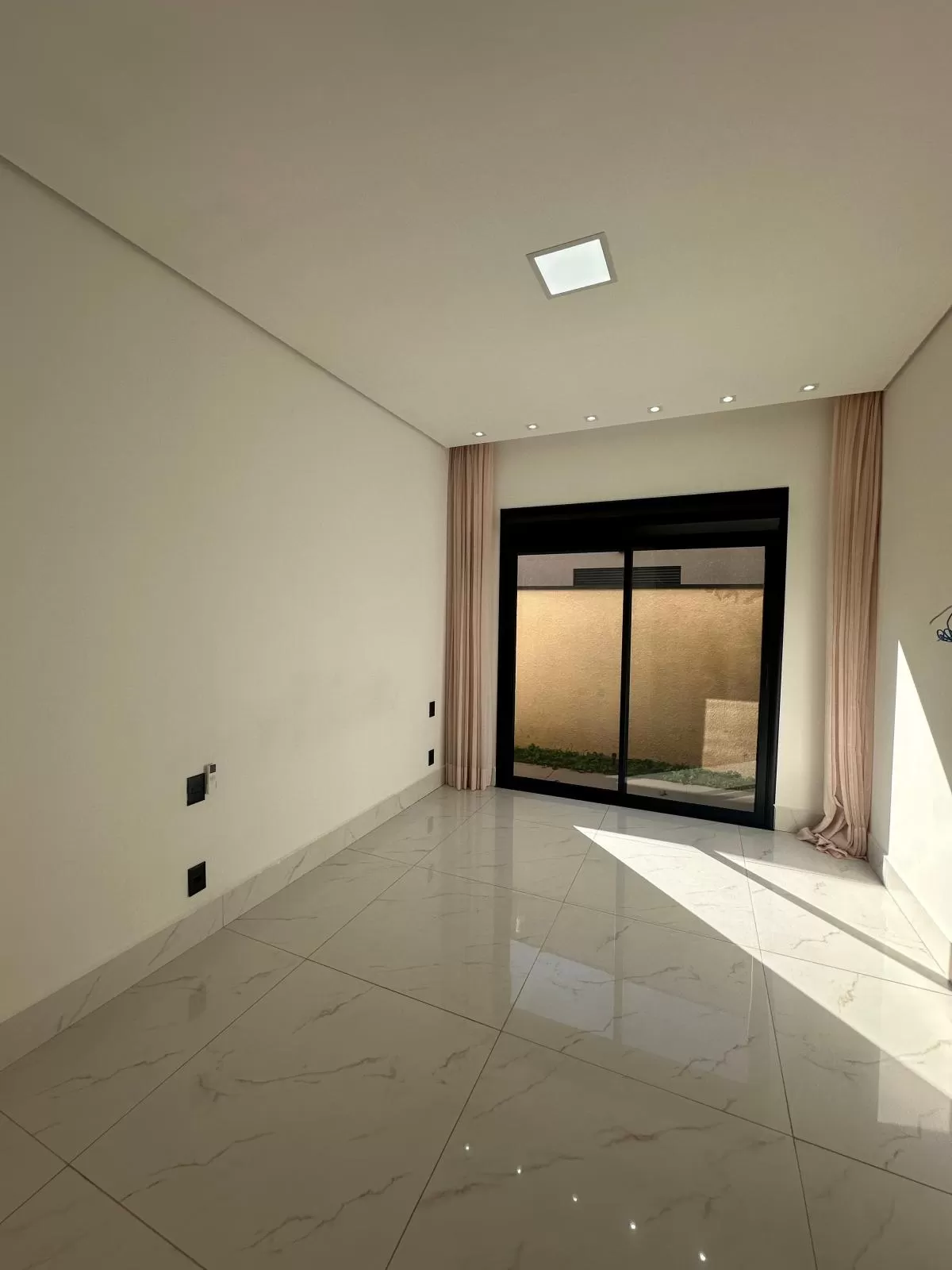 Casa Térrea de Esquina para Locação com 3 suítes e piscina em Votorantim/SP no Condomínio Alphaville Nova Esplanada