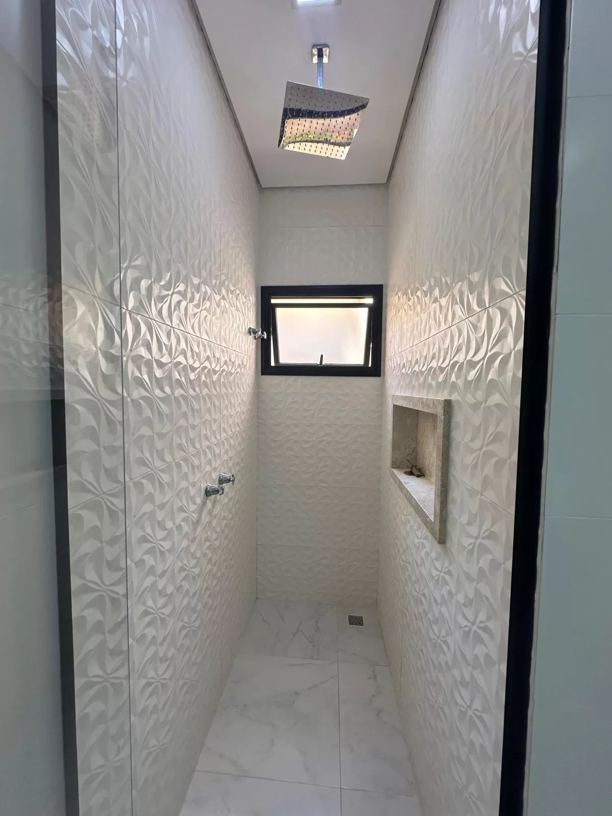 Casa Térrea de Esquina para Locação com 3 suítes e piscina em Votorantim/SP no Condomínio Alphaville Nova Esplanada