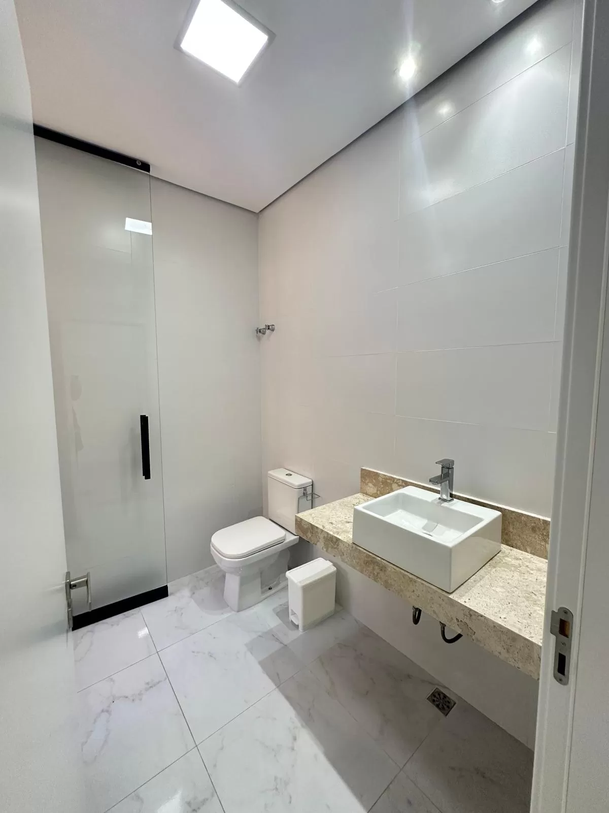 Casa Térrea de Esquina para Locação com 3 suítes e piscina em Votorantim/SP no Condomínio Alphaville Nova Esplanada