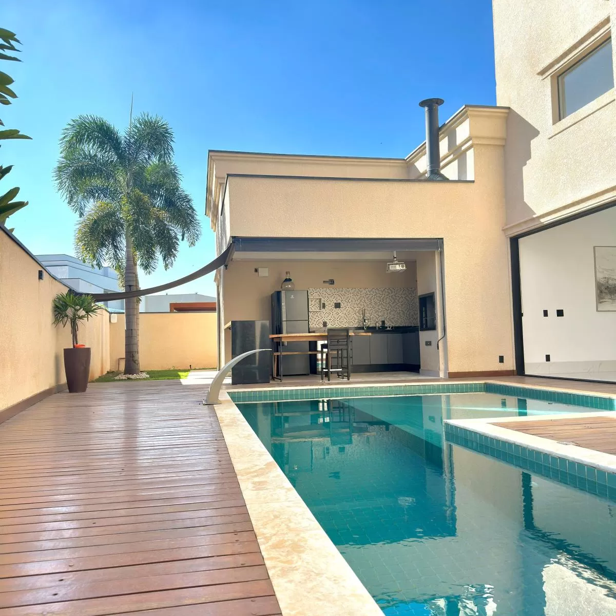 Casa Térrea de Esquina para Locação com 3 suítes e piscina em Votorantim/SP no Condomínio Alphaville Nova Esplanada