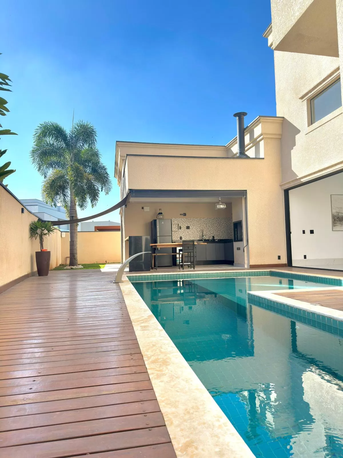 Casa Térrea de Esquina para Locação com 3 suítes e piscina em Votorantim/SP no Condomínio Alphaville Nova Esplanada