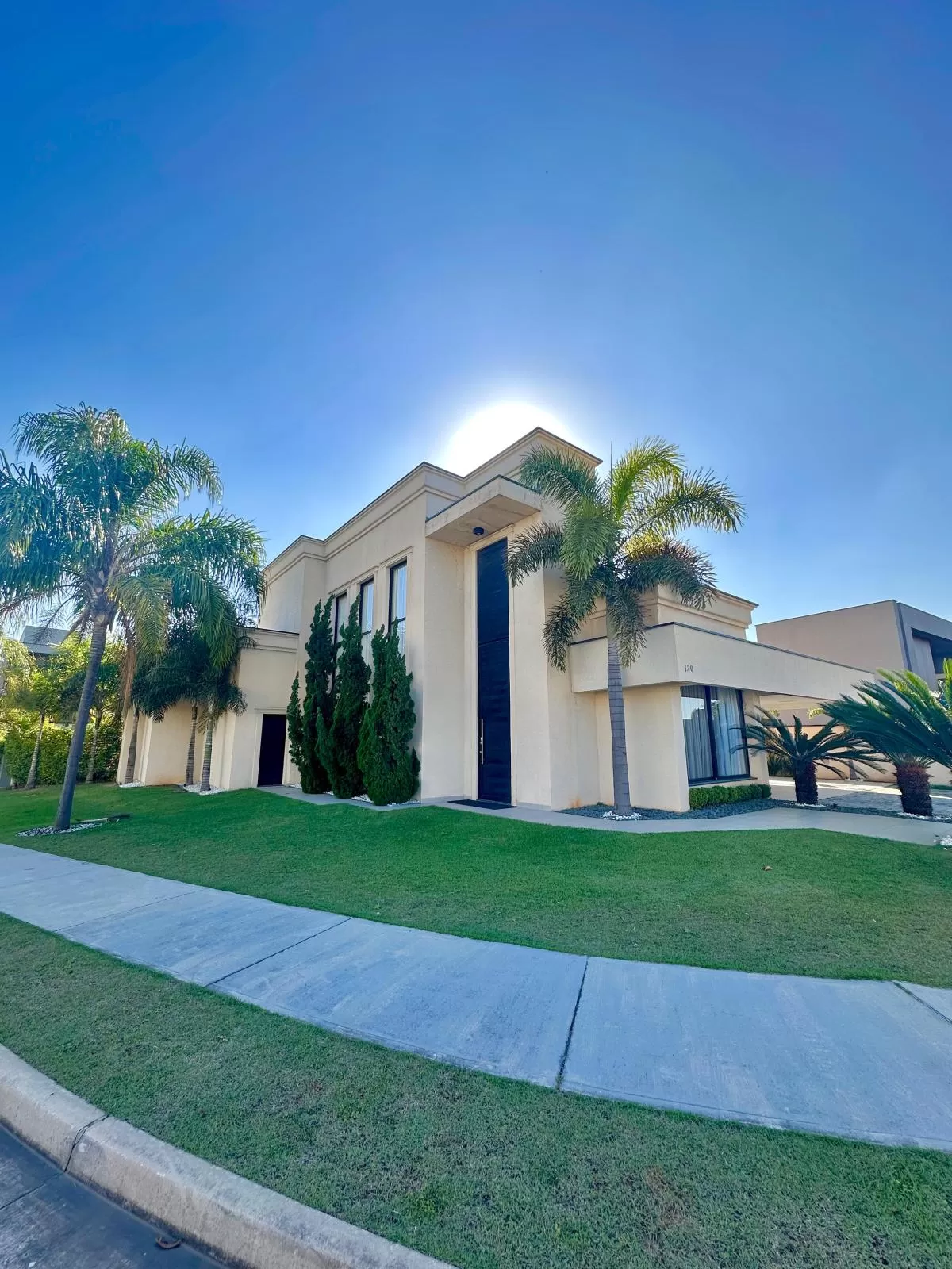 Casa Térrea de Esquina para Locação com 3 suítes e piscina em Votorantim/SP no Condomínio Alphaville Nova Esplanada