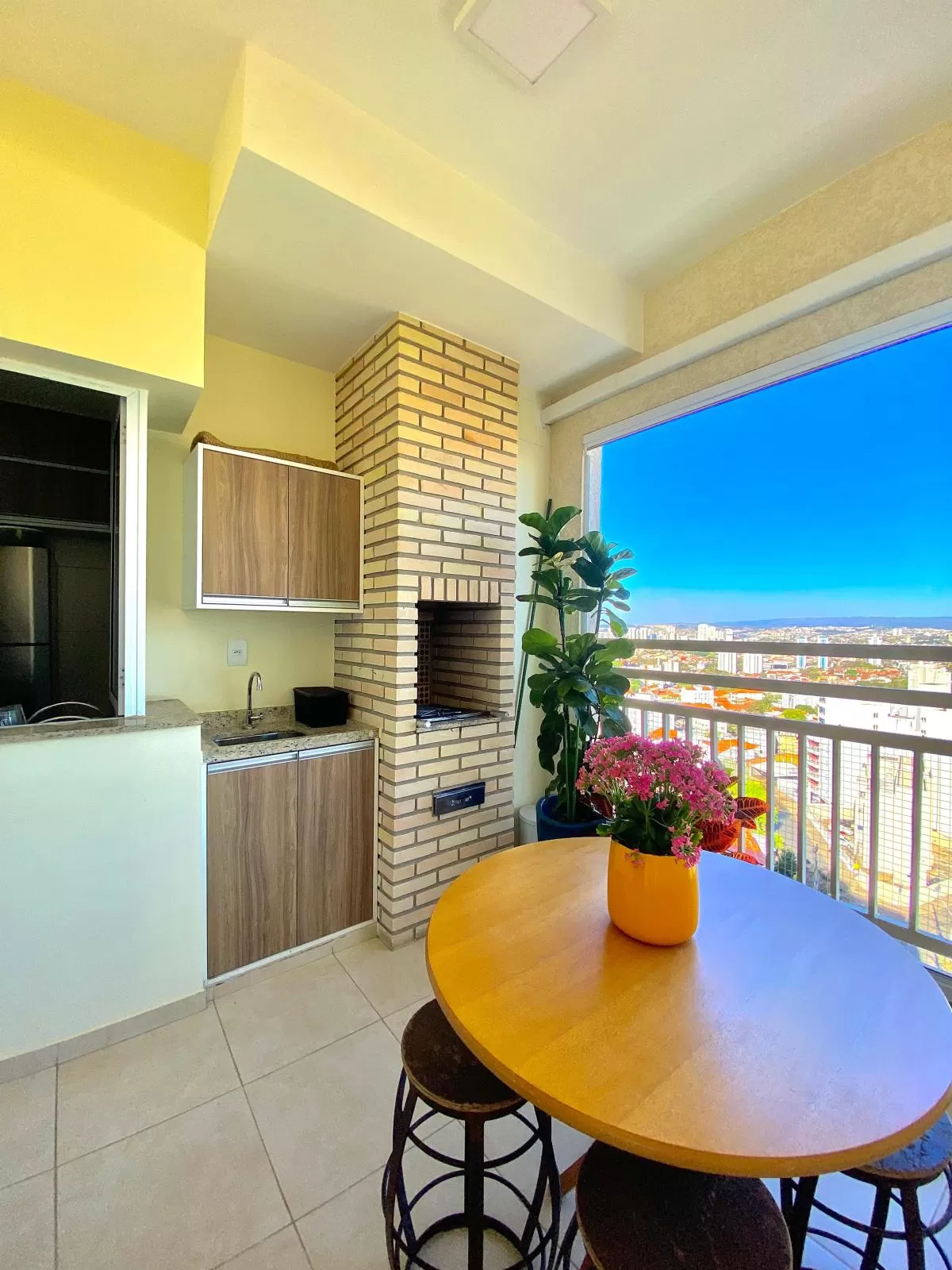 Apartamento à Venda Mobiliado com 3 dormitórios, varanda com churrasqueira, 80m² em Sorocaba/SP no Edifício Europa Tower