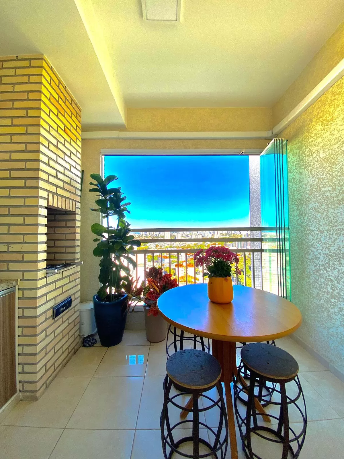 Apartamento à Venda Mobiliado com 3 dormitórios, varanda com churrasqueira, 80m² em Sorocaba/SP no Edifício Europa Tower