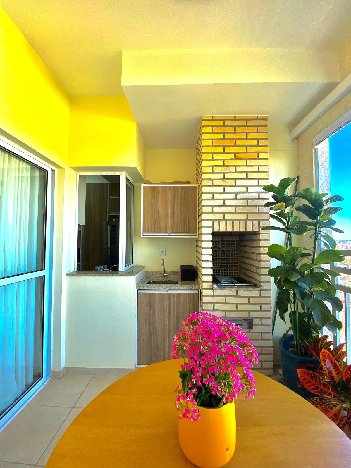 Apartamento à Venda Mobiliado com 3 dormitórios, varanda com churrasqueira, 80m² em Sorocaba/SP no Edifício Europa Tower