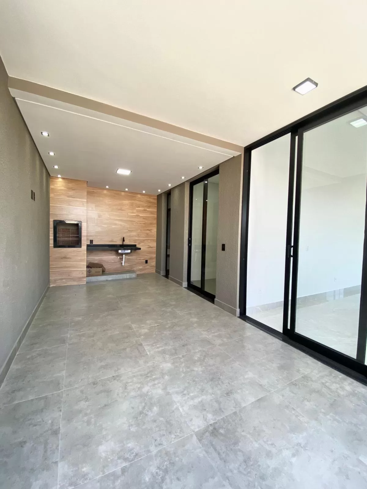 Casa de Esquina à Venda com 3 quartos sendo 1 suíte com closet e escritório, 115m² em Sorocaba/SP no Condomínio Terras de São Francisco