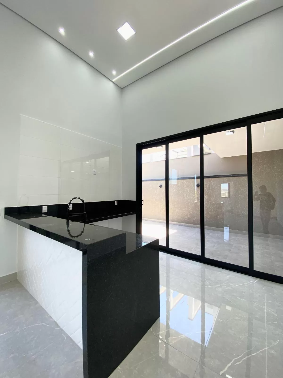 Casa de Esquina à Venda com 3 quartos sendo 1 suíte com closet e escritório, 115m² em Sorocaba/SP no Condomínio Terras de São Francisco