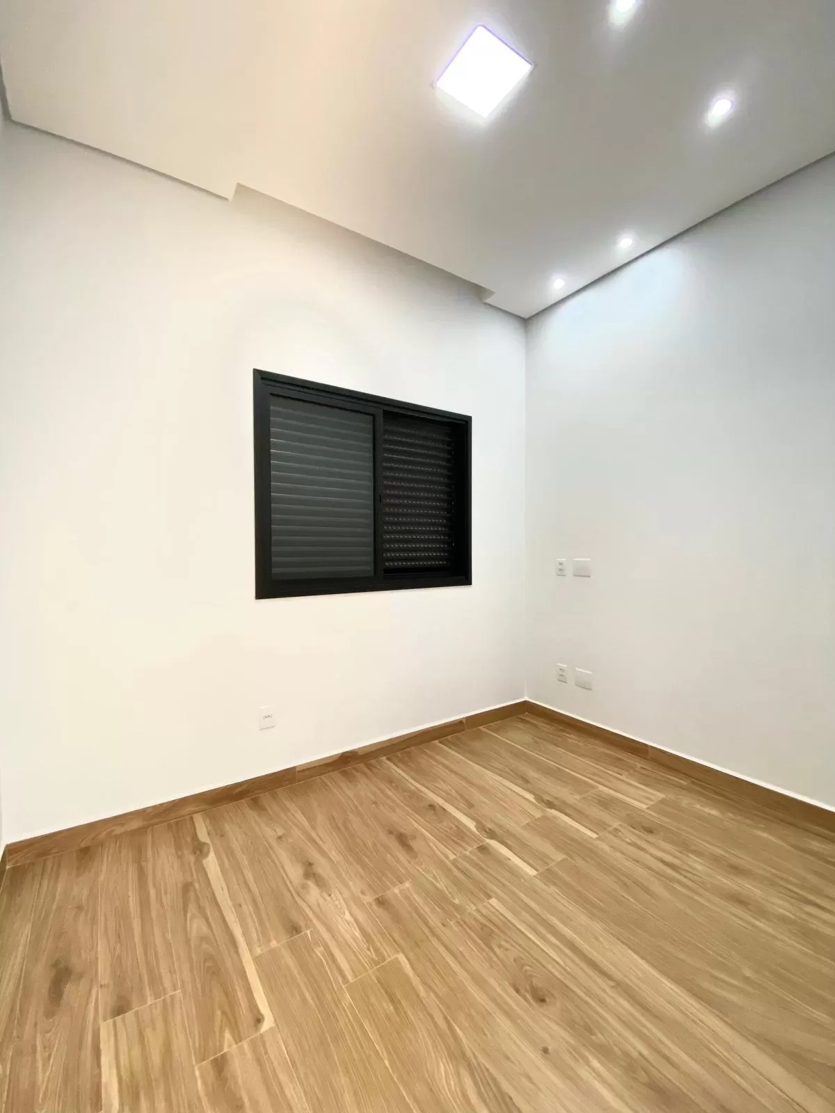 Casa de Esquina à Venda com 3 quartos sendo 1 suíte com closet e escritório, 115m² em Sorocaba/SP no Condomínio Terras de São Francisco