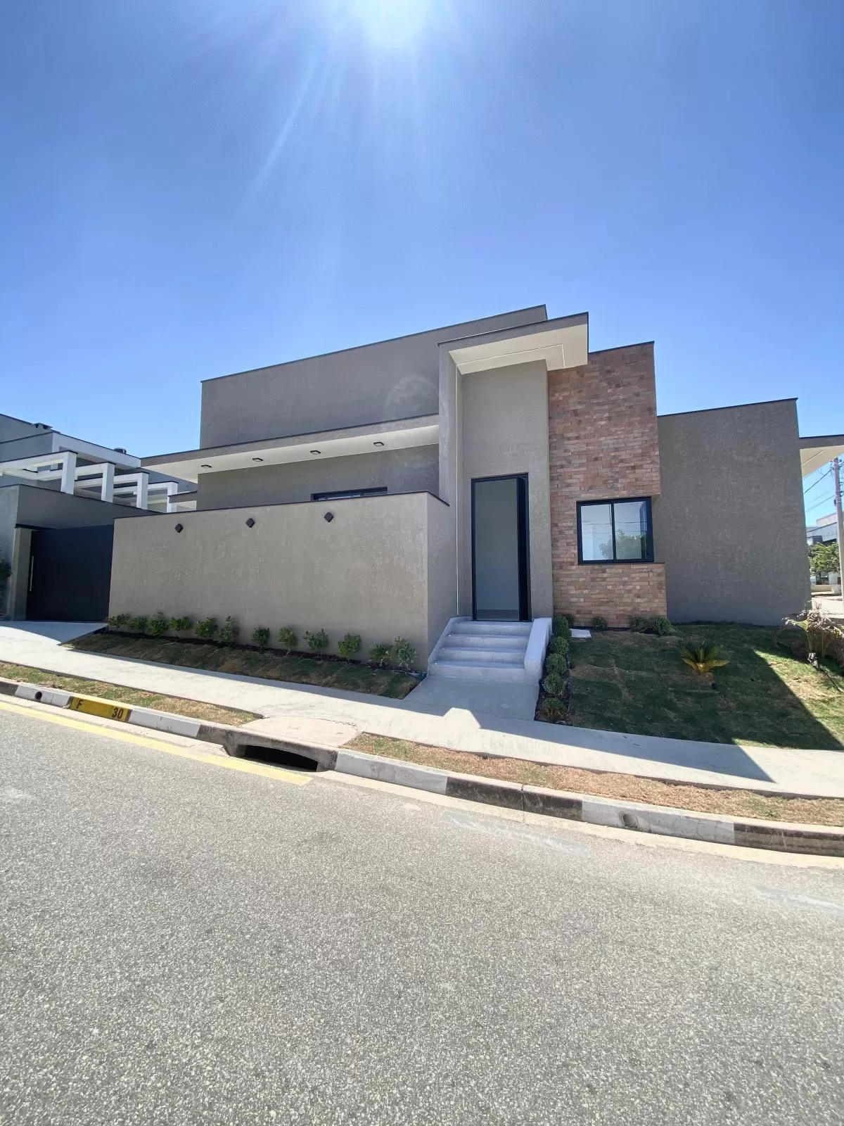 Casa de Esquina à Venda com 3 quartos sendo 1 suíte com closet e escritório, 115m² em Sorocaba/SP no Condomínio Terras de São Francisco