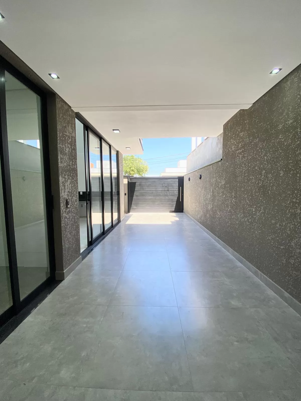 Casa de Esquina à Venda com 3 quartos sendo 1 suíte com closet e escritório, 115m² em Sorocaba/SP no Condomínio Terras de São Francisco