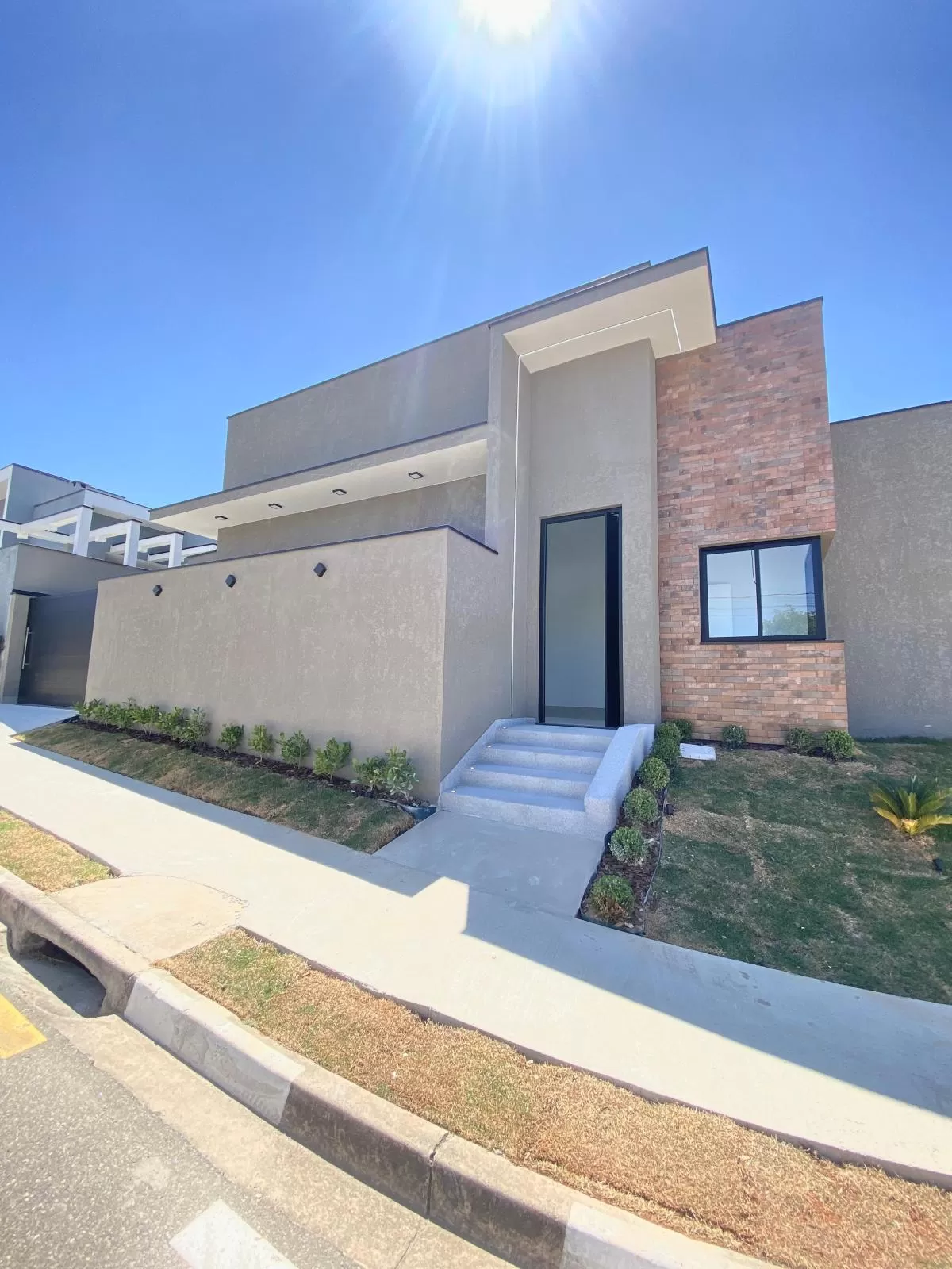 Casa de Esquina à Venda com 3 quartos sendo 1 suíte com closet e escritório, 115m² em Sorocaba/SP no Condomínio Terras de São Francisco