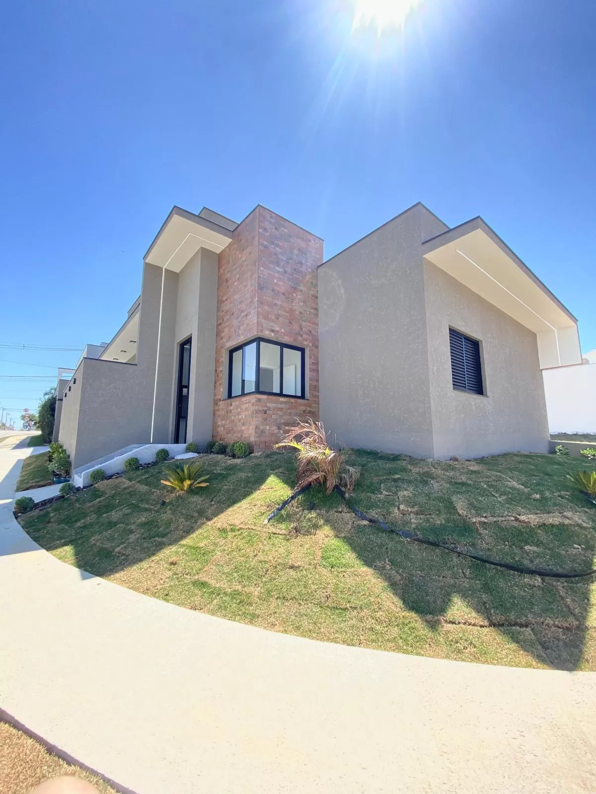 Casa de Esquina à Venda com 3 quartos sendo 1 suíte com closet e escritório, 115m² em Sorocaba/SP no Condomínio Terras de São Francisco