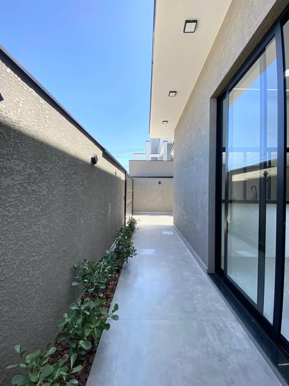 Casa de Esquina à Venda com 3 quartos sendo 1 suíte com closet e escritório, 115m² em Sorocaba/SP no Condomínio Terras de São Francisco