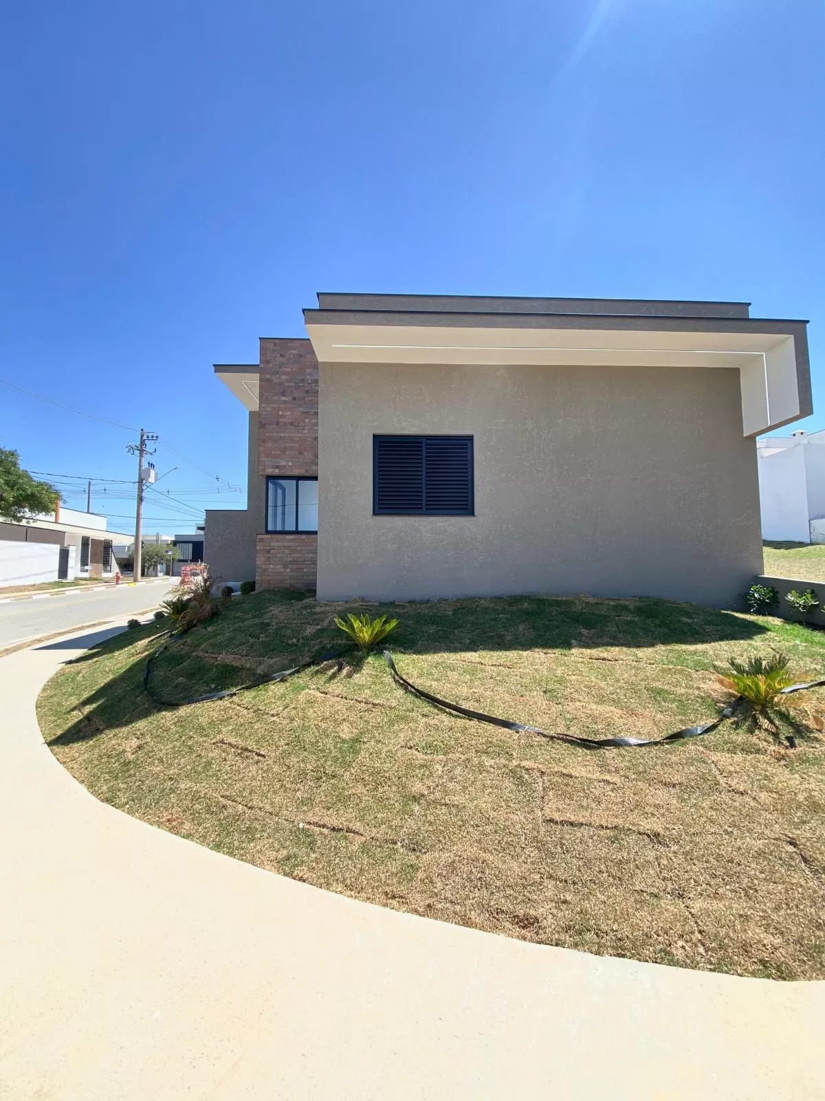 Casa de Esquina à Venda com 3 quartos sendo 1 suíte com closet e escritório, 115m² em Sorocaba/SP no Condomínio Terras de São Francisco