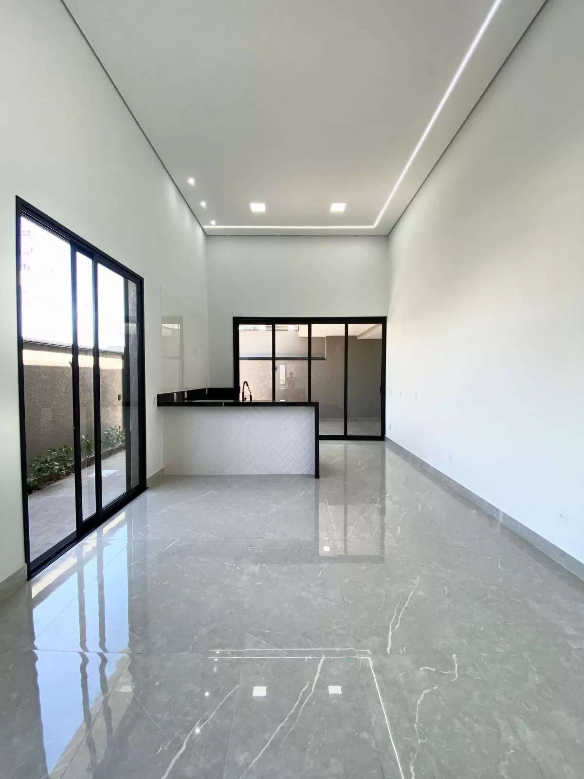 Casa de Esquina à Venda com 3 quartos sendo 1 suíte com closet e escritório, 115m² em Sorocaba/SP no Condomínio Terras de São Francisco