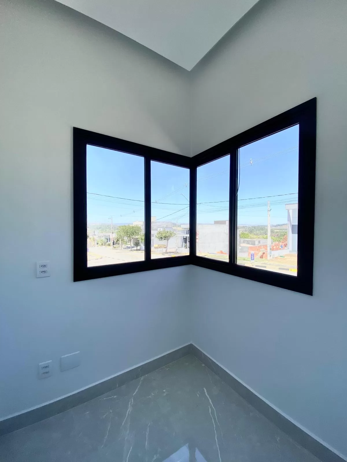 Casa de Esquina à Venda com 3 quartos sendo 1 suíte com closet e escritório, 115m² em Sorocaba/SP no Condomínio Terras de São Francisco