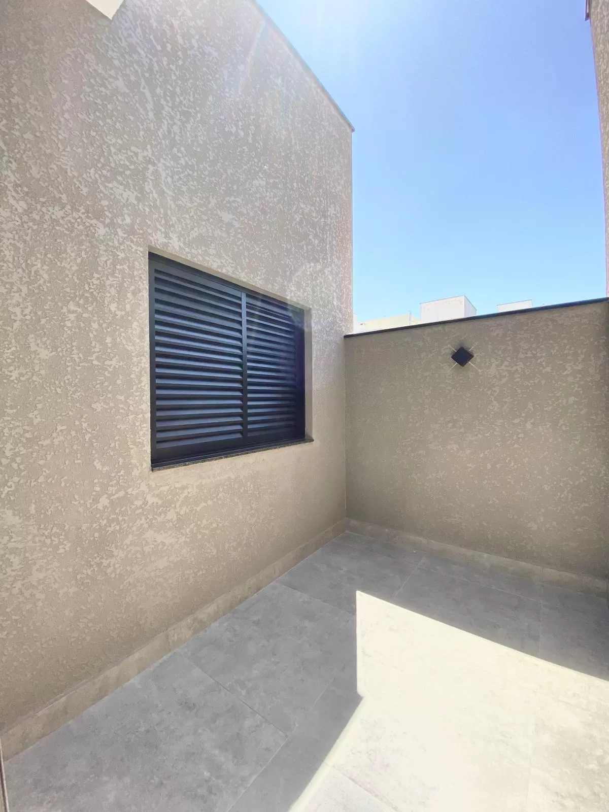 Casa de Esquina à Venda com 3 quartos sendo 1 suíte com closet e escritório, 115m² em Sorocaba/SP no Condomínio Terras de São Francisco