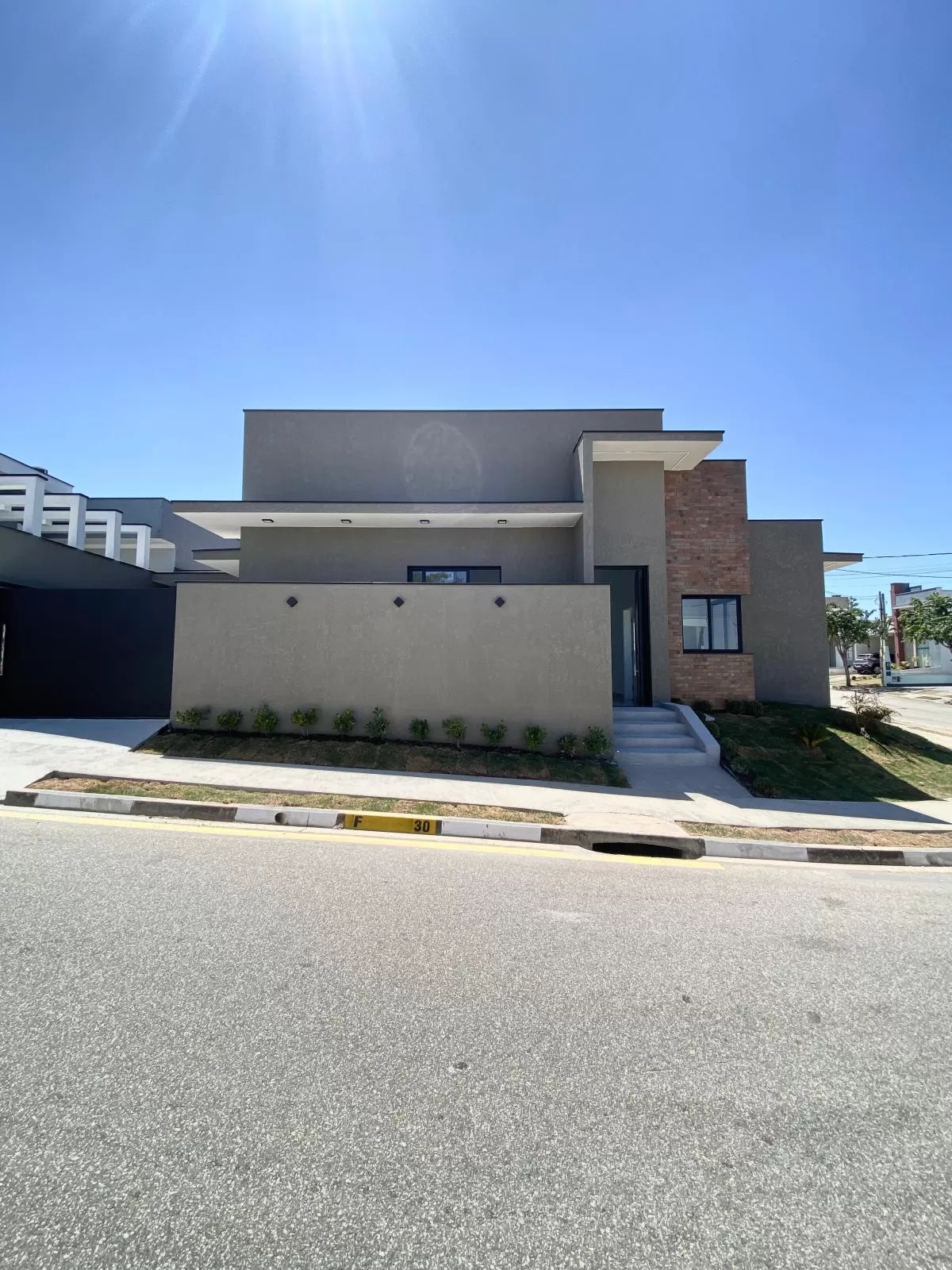 Casa de Esquina à Venda com 3 quartos sendo 1 suíte com closet e escritório, 115m² em Sorocaba/SP no Condomínio Terras de São Francisco