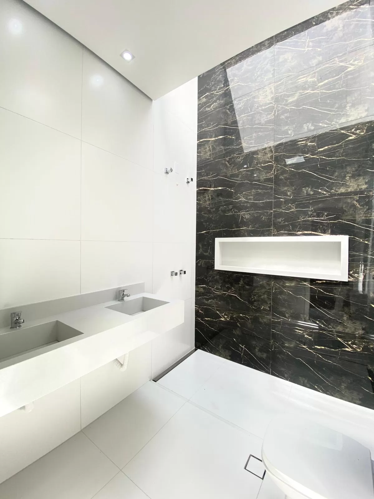 Casa de Esquina à Venda com 3 quartos sendo 1 suíte com closet e escritório, 115m² em Sorocaba/SP no Condomínio Terras de São Francisco