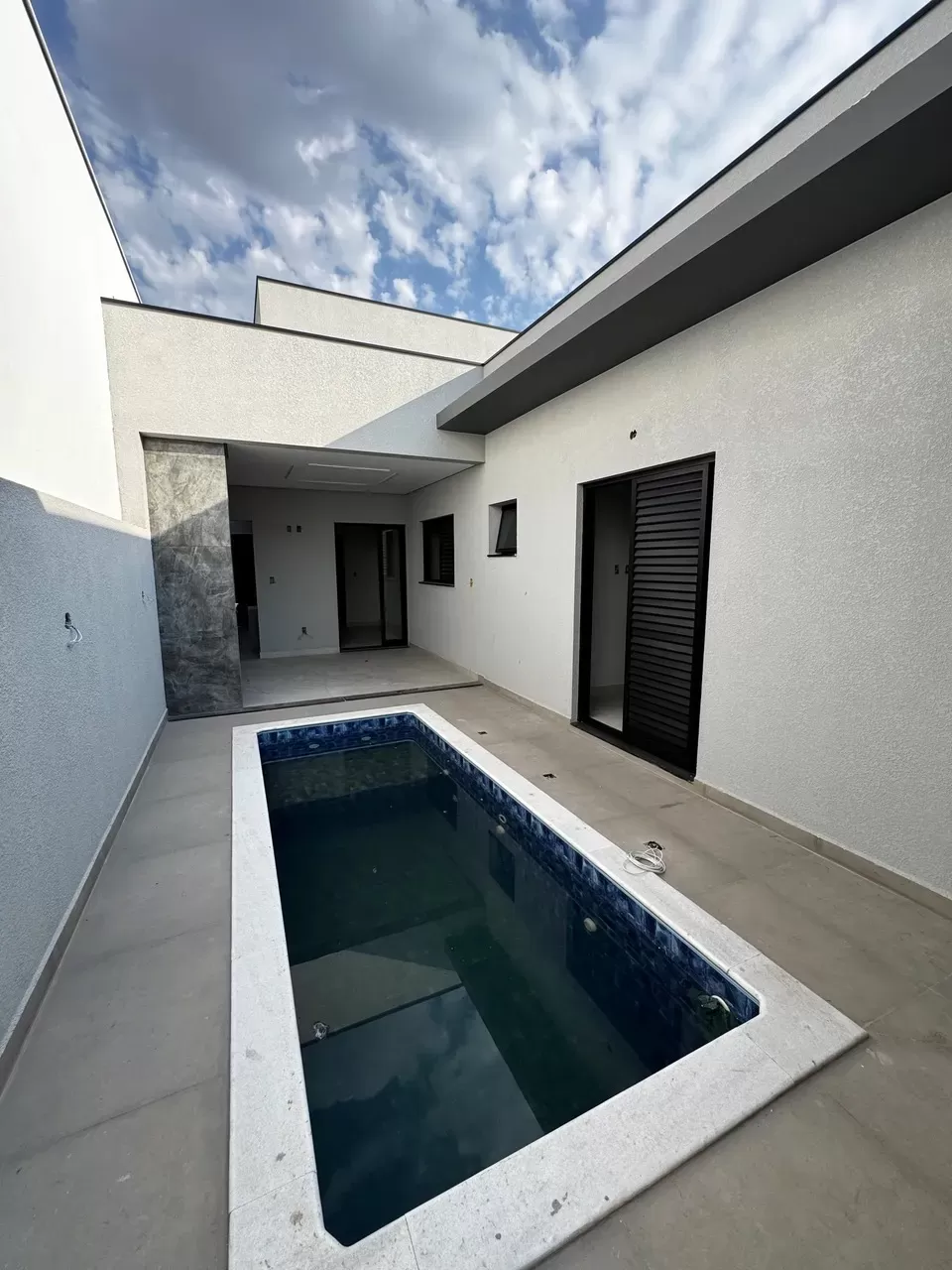 Casa Térrea à Venda com 3 quartos sendo 1 suíte, churrasqueira e piscina privativa, 133m² em Sorocaba/SP no Condomínio Villagio Milano