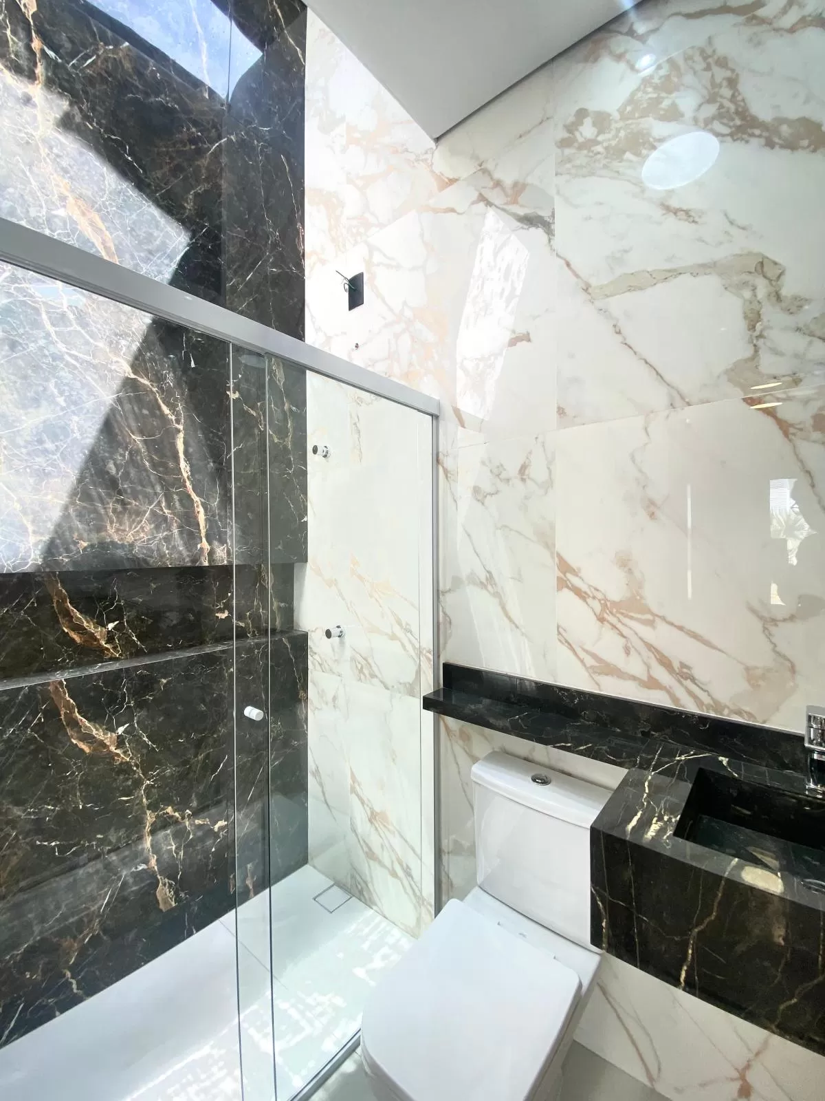 Casa Térrea à Venda com 3 quartos sendo 1 suíte e área gourmet com churrasqueira, 108m² em Sorocaba/SP no Condomínio Terras de São Francisco